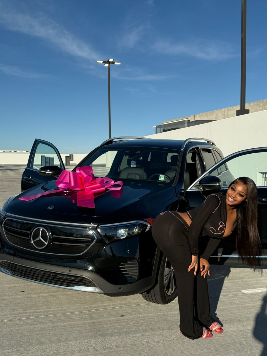 Dabombbestmari's tweet image. fly shit, bad bitch in a brand new whip 🤏🏽