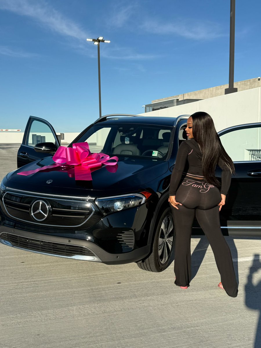 Dabombbestmari's tweet image. fly shit, bad bitch in a brand new whip 🤏🏽