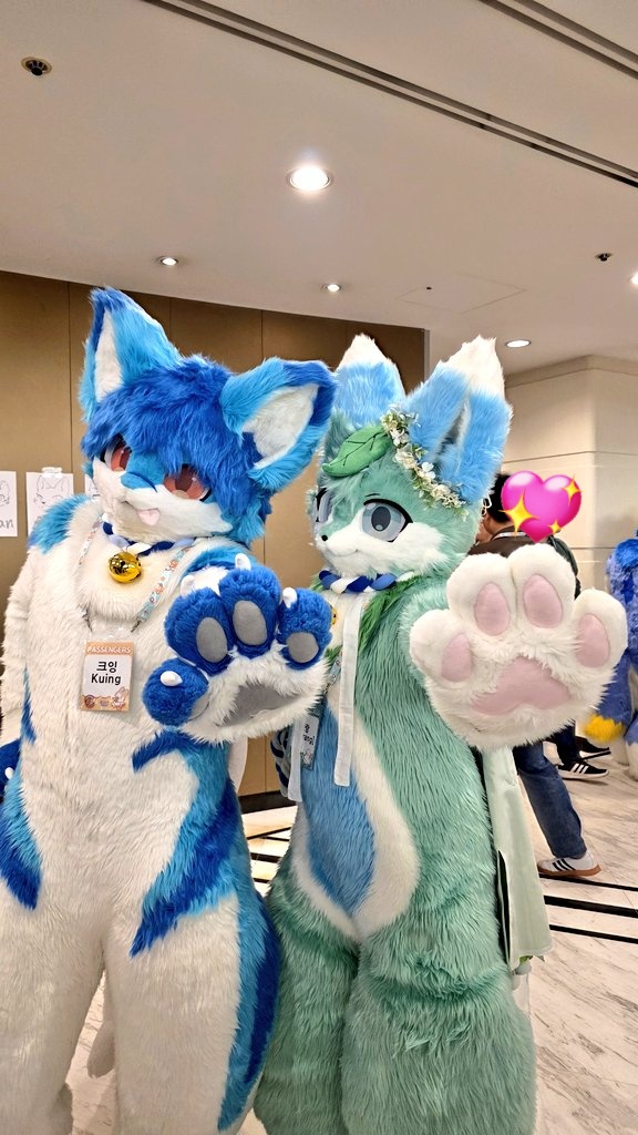 fur_Berang97's tweet image. 이번 퍼클애서 만날때마다 우다다다 하면서 놀아주신 우리 크잉선배랑 같이! 😆😆😆
이렇게 보여도 사냥꾼들이라구욧! 옴뇸뇸!
#Furstclass #퍼스트클래스부산
#FursuitEverday #너랑나랑비랑