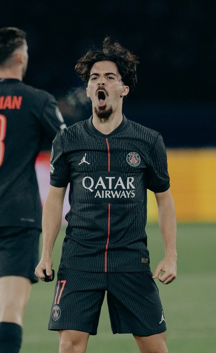 Ceux qui disent que Vitinha détruit Verratti. N'oubliez pas que Verratti il avait face à lui des Busquets, Iniesta, Xabi Alonso, Lampard, Kross, pas les milieu Mid actuels. Verratti dans ce PSG de maintenant, il détruit tout. N'ayez pas la mémoire courte hein 😉

#PSGTOT #UCL