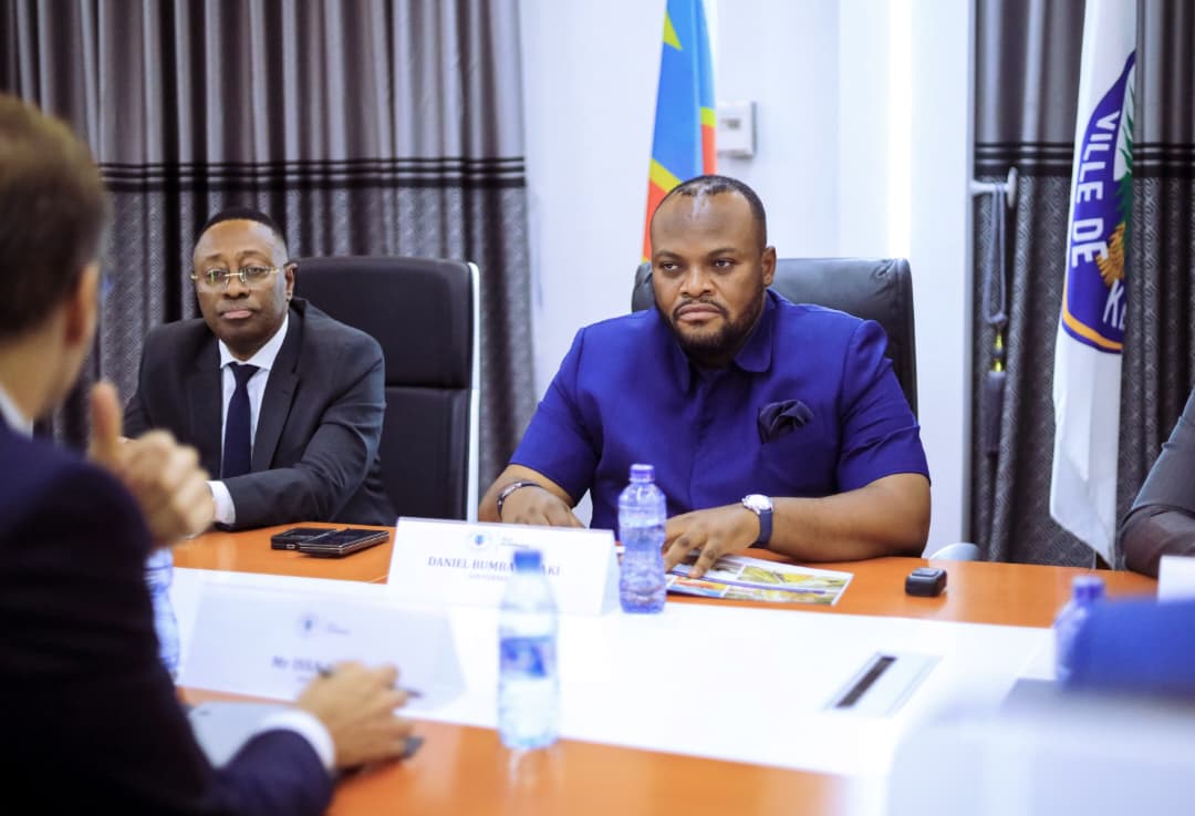 daniel_bumba_01's tweet image. Nous consolidons notre engagement pour une capitale plus propre.
Un accord a été signé avec Polymer pour assurer la production et la livraison durable de sacs-poubelle, dans le cadre de #KinshasaEzoBonga.
Kinshasa progresse, et nous avec elle.
#Kinshasa #RDC #NousAgissons…