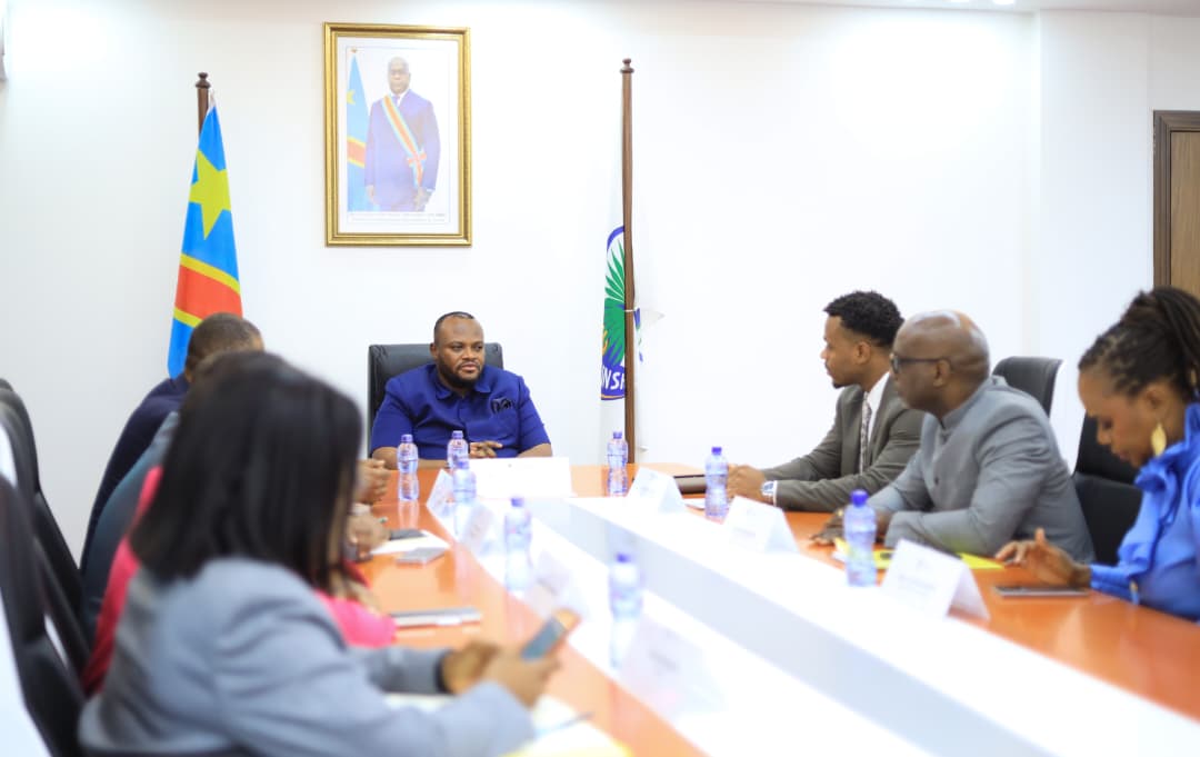 daniel_bumba_01's tweet image. Nous consolidons notre engagement pour une capitale plus propre.
Un accord a été signé avec Polymer pour assurer la production et la livraison durable de sacs-poubelle, dans le cadre de #KinshasaEzoBonga.
Kinshasa progresse, et nous avec elle.
#Kinshasa #RDC #NousAgissons…