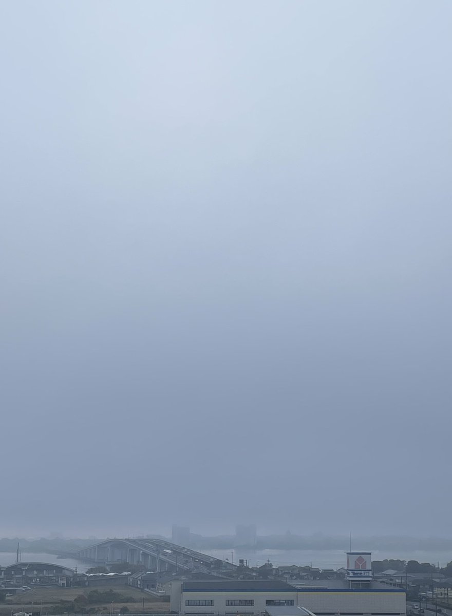 mibon226015641's tweet image. おはようございます。
2025/11/27 気温7℃湿度93%
7:50琵琶湖の朝空
お日様お休みで西も東も一面モヤの中。
一度使った豆苗
ここまで再生はあっぱれだねー🌱
猫くん🐈‍⬛はくつろぎモードで熟睡中です。👏
木曜日
皆さん今日も元気で良い一日を❣️
#あさそら #びわこ #ねこ