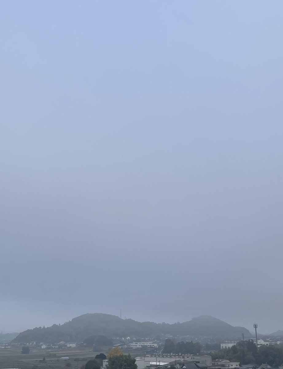 mibon226015641's tweet image. おはようございます。
2025/11/27 気温7℃湿度93%
7:50琵琶湖の朝空
お日様お休みで西も東も一面モヤの中。
一度使った豆苗
ここまで再生はあっぱれだねー🌱
猫くん🐈‍⬛はくつろぎモードで熟睡中です。👏
木曜日
皆さん今日も元気で良い一日を❣️
#あさそら #びわこ #ねこ