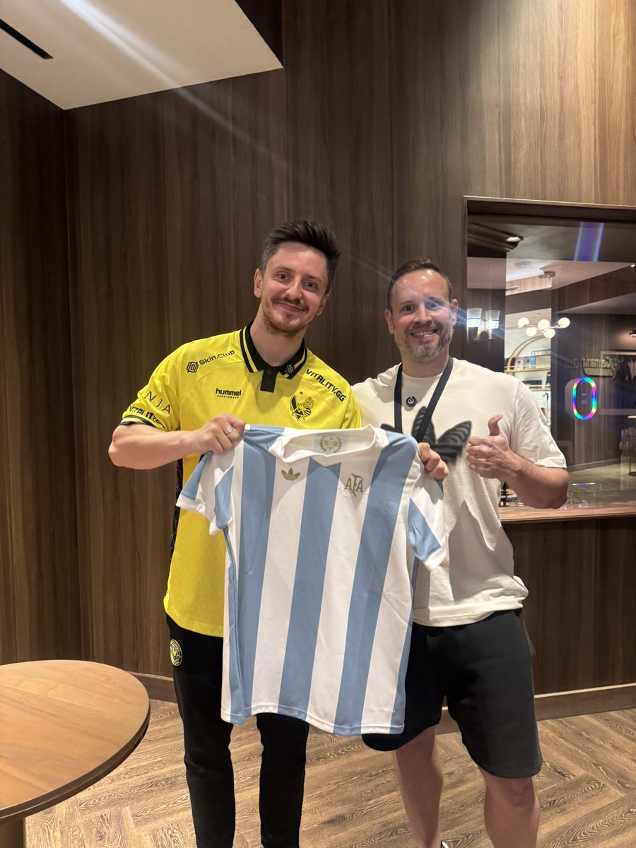 Hoy cumple años una persona realmente especial.

Así como lo ven, esa es su aura natural. Es el que siempre sonríe, el que está ahí para dar una mano cuando algo no sale bien, el que empuja para adelante incluso en los días difíciles y el que te canta la posta cuando algo no le