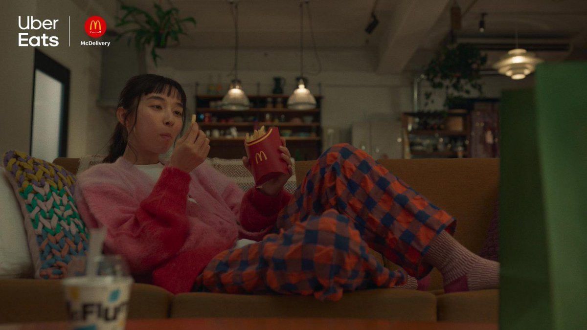 安藤隼人による「Uber Eats『おうちポテト、どう食べる?』篇」は、ポテトの楽しみ方を提案する内容で、視聴者に新たな食体験を促す。 eizo100.jp/video/66102