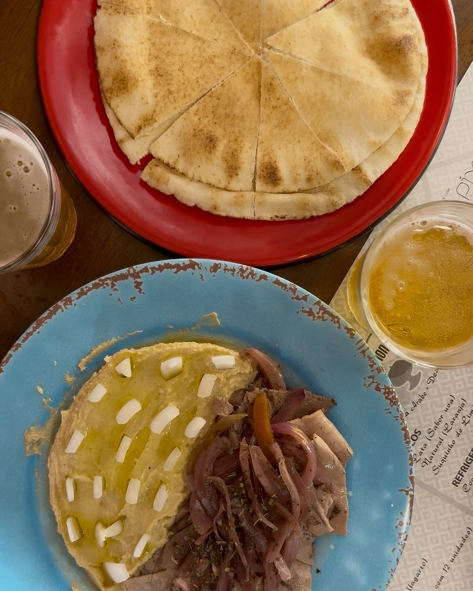 oncevaibh's tweet image. O Bar do Toninho Árabe, clássico fundado em 1958, não falha nunca. Nossa dica, para zerar umas das estufas frias mais bonitas da cidade, é pedir porções meio a meio. Pra começar, coalhada seca com quibe cru e seus charmosos bastões de cebola. Na sequência, uma excelente pasta de…