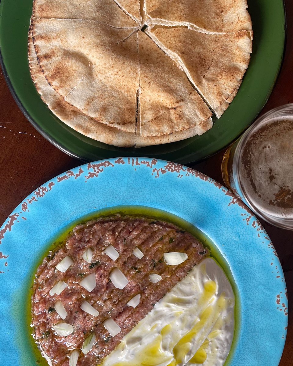 oncevaibh's tweet image. O Bar do Toninho Árabe, clássico fundado em 1958, não falha nunca. Nossa dica, para zerar umas das estufas frias mais bonitas da cidade, é pedir porções meio a meio. Pra começar, coalhada seca com quibe cru e seus charmosos bastões de cebola. Na sequência, uma excelente pasta de…