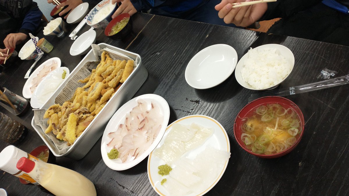 manazurugyokyo's tweet image. 本日は中学生の職場体験が来まして、食い物で釣って定置網乗組員にしようかと、朝メシを豪華にしてみました😆

カマス、イカのフライ
ヤガラ、アオリイカ、スルメイカの刺身
カワハギのみそ汁で😋