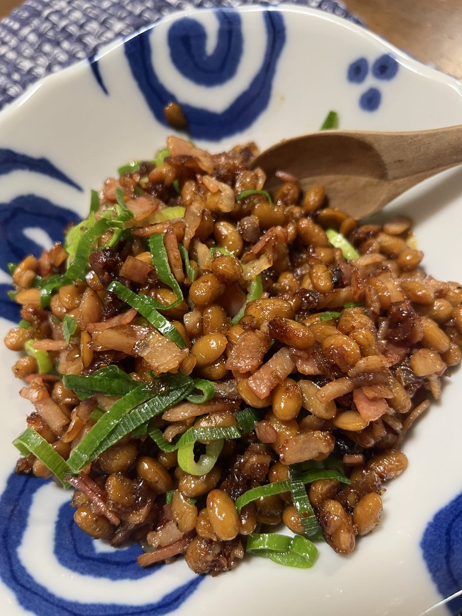 昨日の🍙

納豆とベーコン炒めにぎり
牛バラ肉のカルビタン風添え

納豆とベーコンを少量の油で粘りがなくなるまで炒る。仕上げに醤油と唐辛子入れてネギまぶして出来上がり。
コレめっちゃお酒にもご飯にも合います❣️

 #OnigiriAction