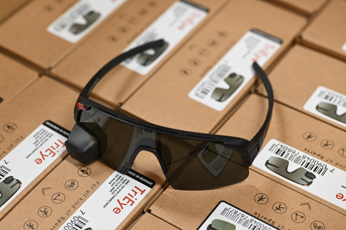 geektrade_jp's tweet image. レンズとリアミラーが一体化したサングラス、TriEye（トライアイ）が入荷！

トライアイはノルウェー発のブランド。
創業者が接触事故を起こした経験から、サングラスとミラーを一体化するアイデアを発案。国際特許も取得しており、機能性と汎用性を兼ね備えた現在のデザインに落ち着きました
#trieye