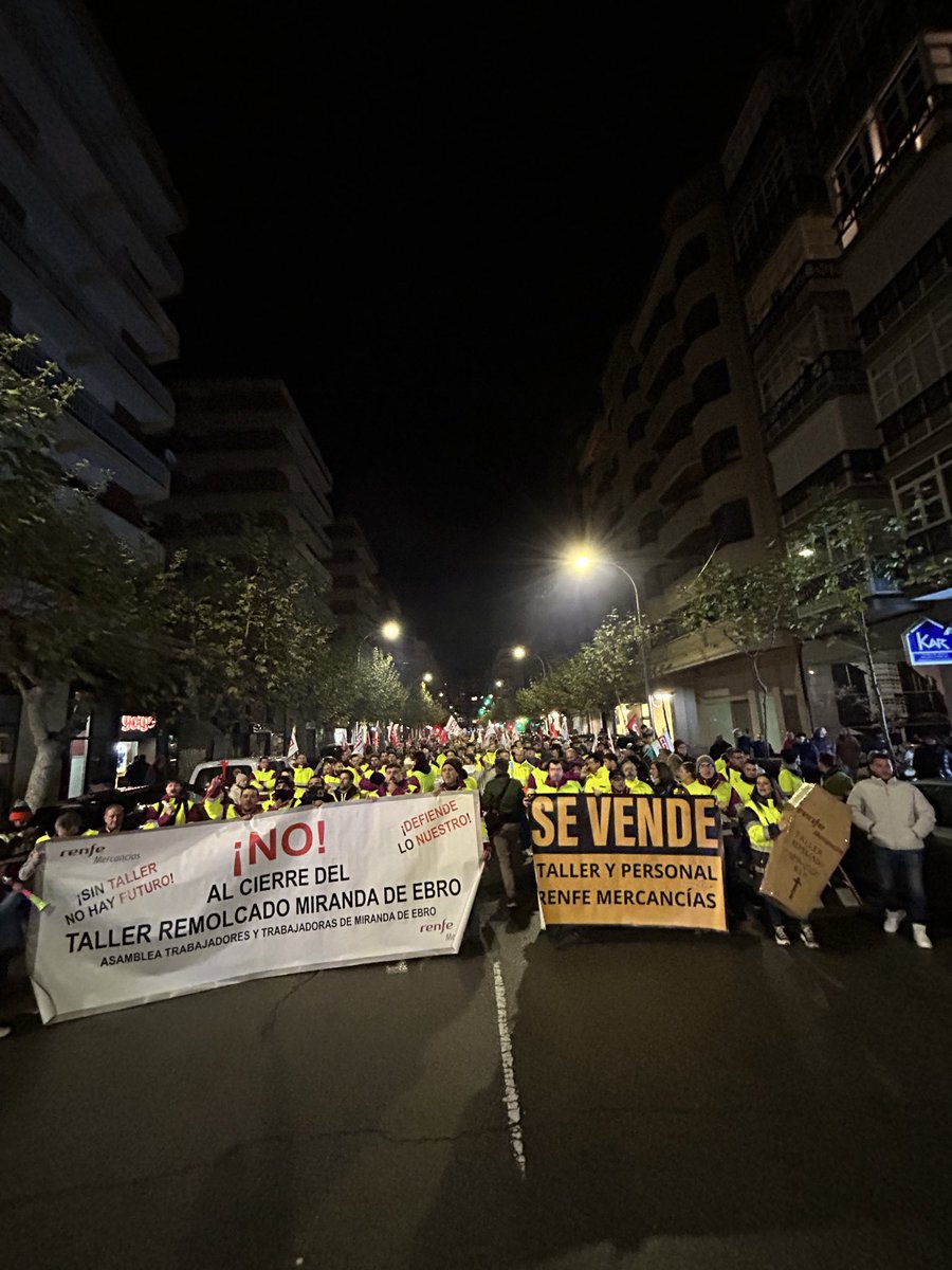 Ruben_CM1's tweet photo. Hoy la Clase se ha levantado en Miranda de Ebro contra el enésimo ataque de la socialdemocracia. No es solo el cierre de un taller; es la degradación de una empresa pública para acabar regalándola a los monopolios. Nos tendrán enfrente. No sólo se nos ve, sino que se nos siente. https://t.co/7GNRjIu0PR