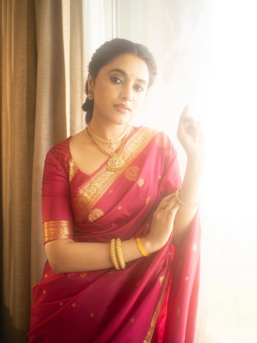 DreamerT96's tweet image. #PAM #PriyankaArulMohan
Face mattuum pothum 😘