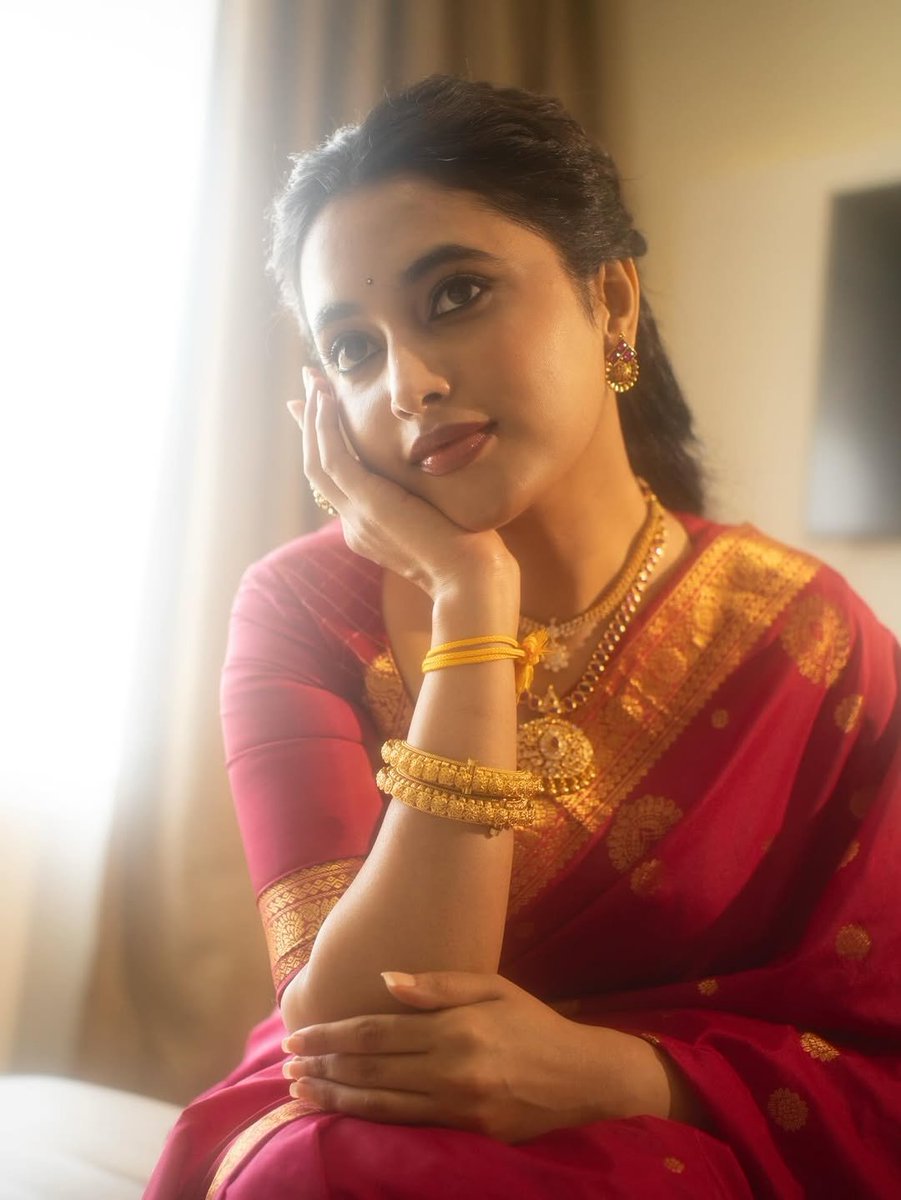 DreamerT96's tweet image. #PAM #PriyankaArulMohan
Face mattuum pothum 😘