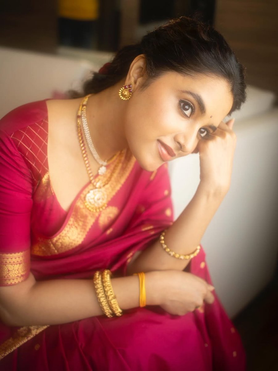 DreamerT96's tweet image. #PAM #PriyankaArulMohan
Face mattuum pothum 😘