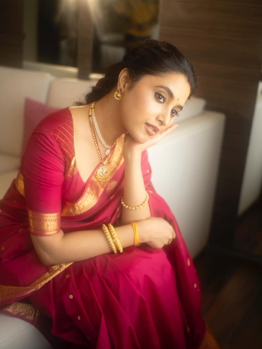 DreamerT96's tweet image. #PAM #PriyankaArulMohan
Face mattuum pothum 😘