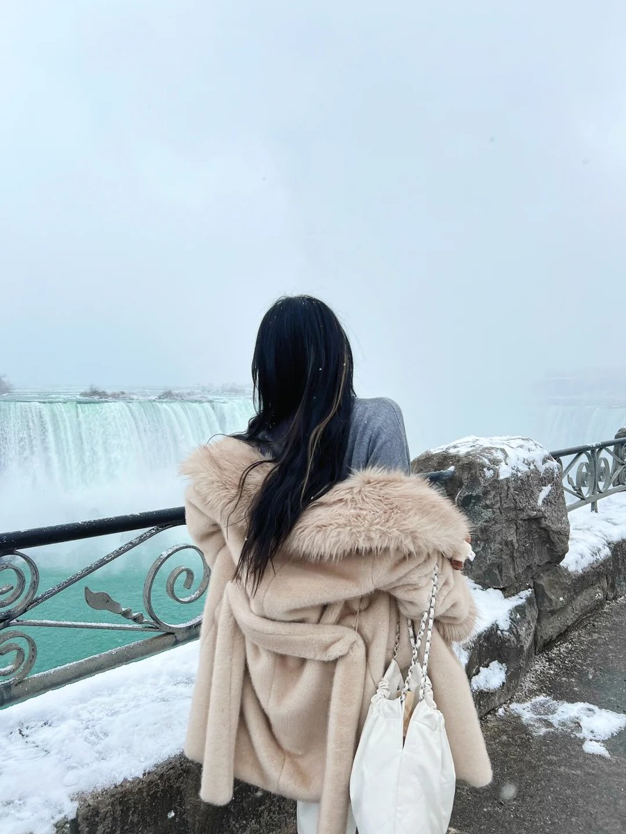 halisumar's tweet image. Chasing winter light and soft horizons ❄️📷Where elegance meets the season 🍁🤍Just me, the breeze, and timeless vibes ✨🌬️