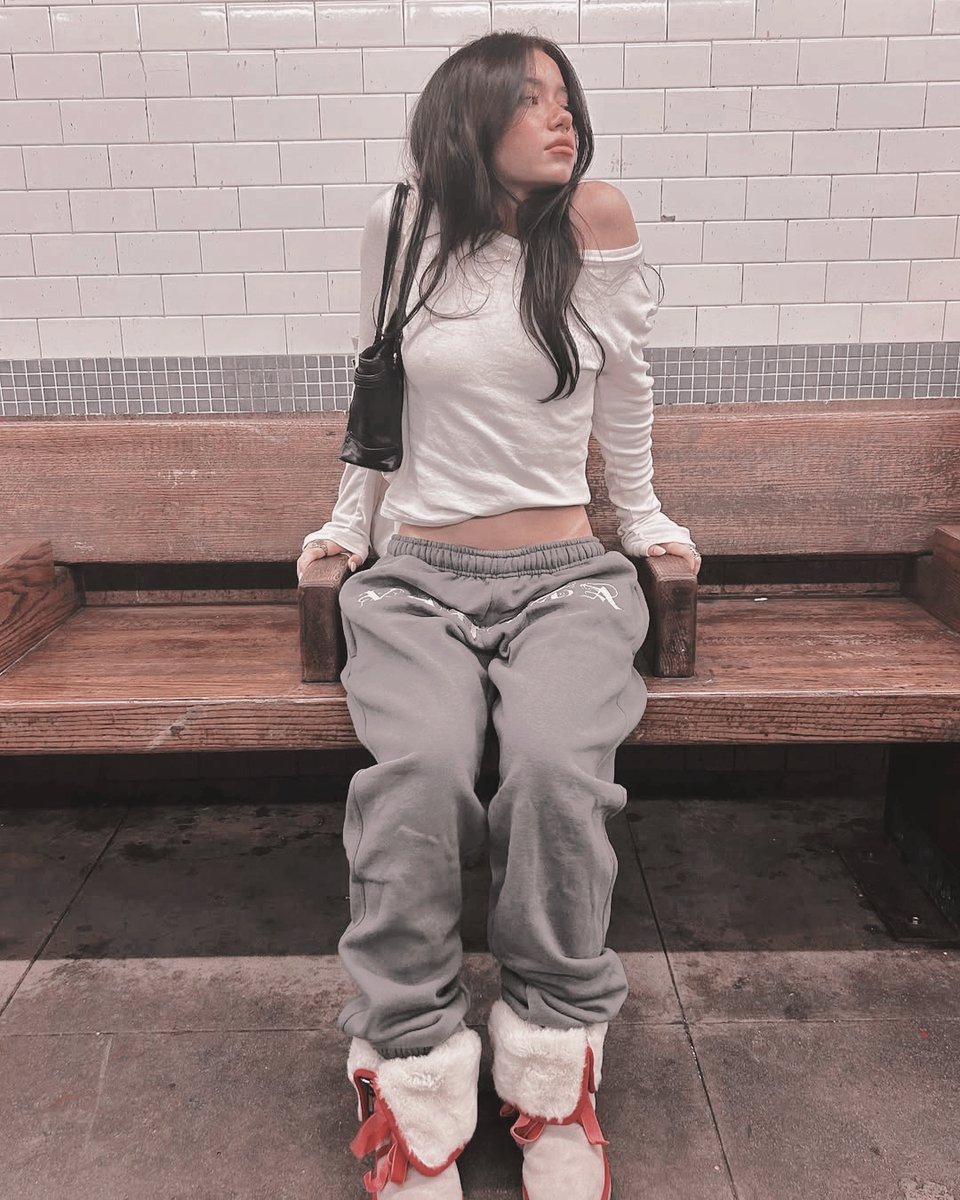 nxghtdreams's tweet image. ⠀⠀⠀
⠀⠀⠀⠀
⠀⠀⠀⠀i  ᴋeep  it  𝖈ute  ,  i  ᴋeep  it  𝖗ea̲l̲.

⠀⠀⠀⠀