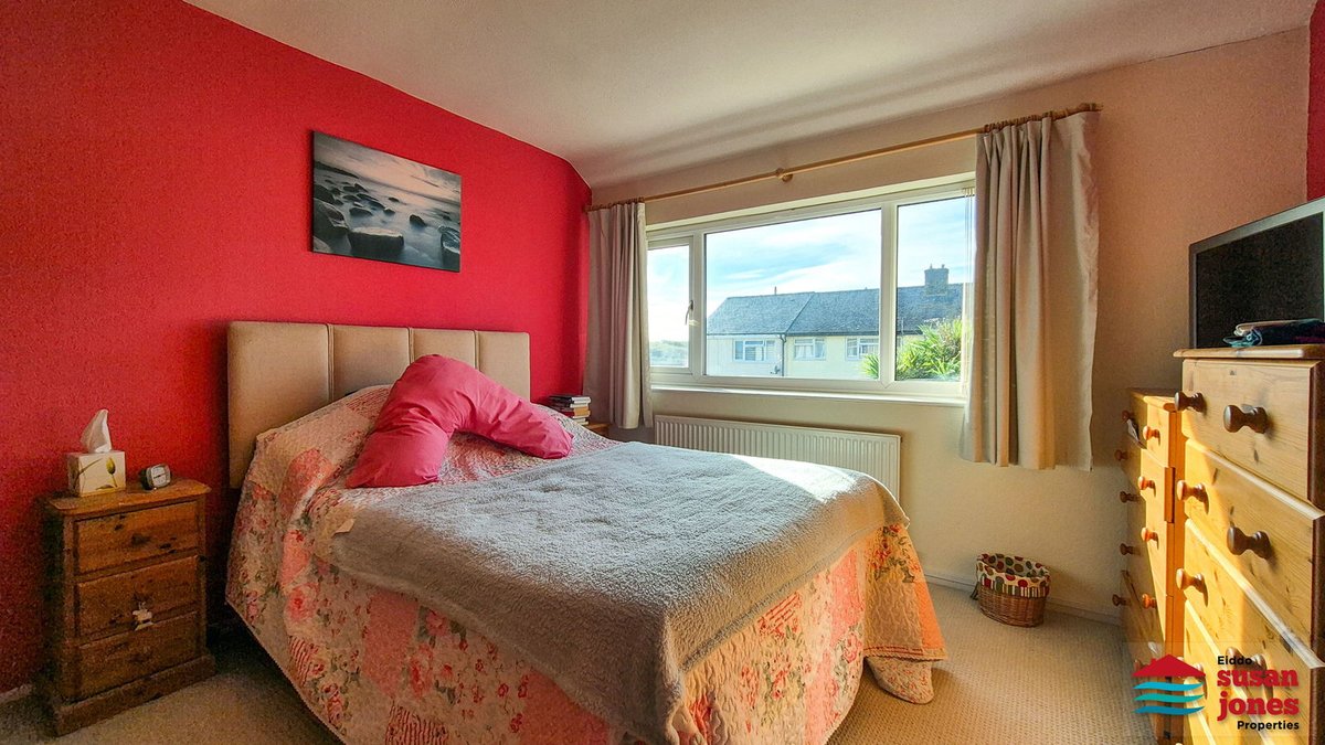 SusanAlJones's tweet photo. Looking for a 3 bedroom house in Pwllheli that's got a garden, parking to the rear and close to the beach? This one should be viewed. For full details, see https://t.co/UZ56ZFchQs https://t.co/J7rvIt2Dyv