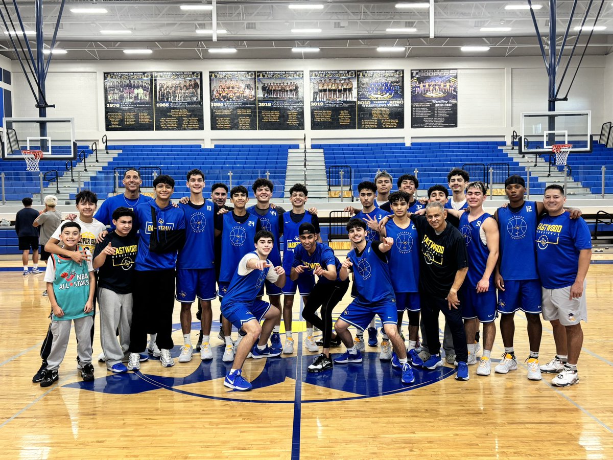 EastwoodBasket1's tweet image. Great fun workout before we hit the Thanksgiving Break.  Big time grateful and thankful for this group of AMAZING young men!! Also, always fantastic when your principal @RobRobledoEHS shows ups and gets in the workouts.  Love it! #teamiseverything @Ray_Marshl