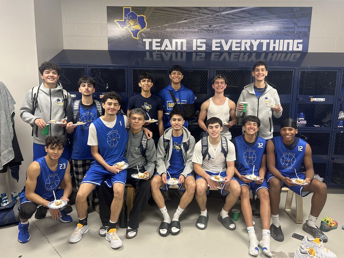 EastwoodBasket1's tweet image. Great fun workout before we hit the Thanksgiving Break.  Big time grateful and thankful for this group of AMAZING young men!! Also, always fantastic when your principal @RobRobledoEHS shows ups and gets in the workouts.  Love it! #teamiseverything @Ray_Marshl