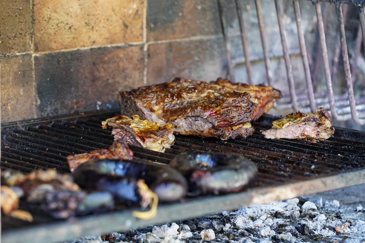 BasquetBocaJrs's tweet image. Asado en grupo para cortar la semana 🍖🥩😃
