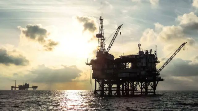 leadersmena's tweet image. #Britain's #government signals it could issue #permits for #oil and #gas extraction around existing #NorthSea fields, despite a promise to halt licences for new #production in the area.
