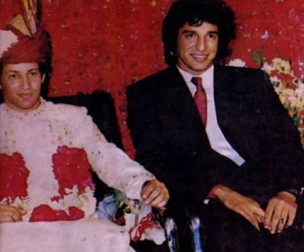 The Sultan of Swing, Wasim Akram, sits with his teammate and bridegroom, Shoaib Mohammad, during the wedding reception in Karachi. #CricketTwitter #Cricket