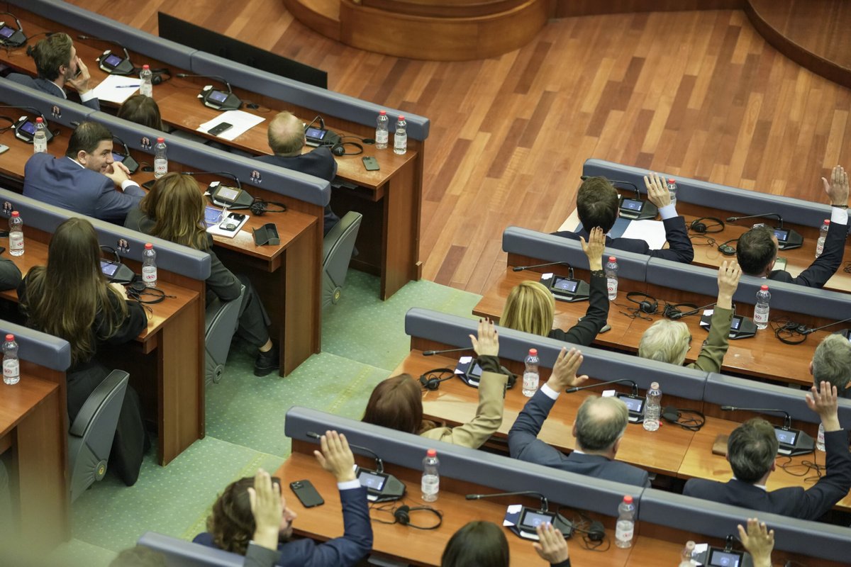 The institutional deadlock in numbers: 8 months, 63 sessions, 12.5 hours of work, 1.7 million euros in salaries, 0 approved draft laws, millions lost.

How much did the MPs work and spend?

kosovotwopointzero.com/en/the-institu…