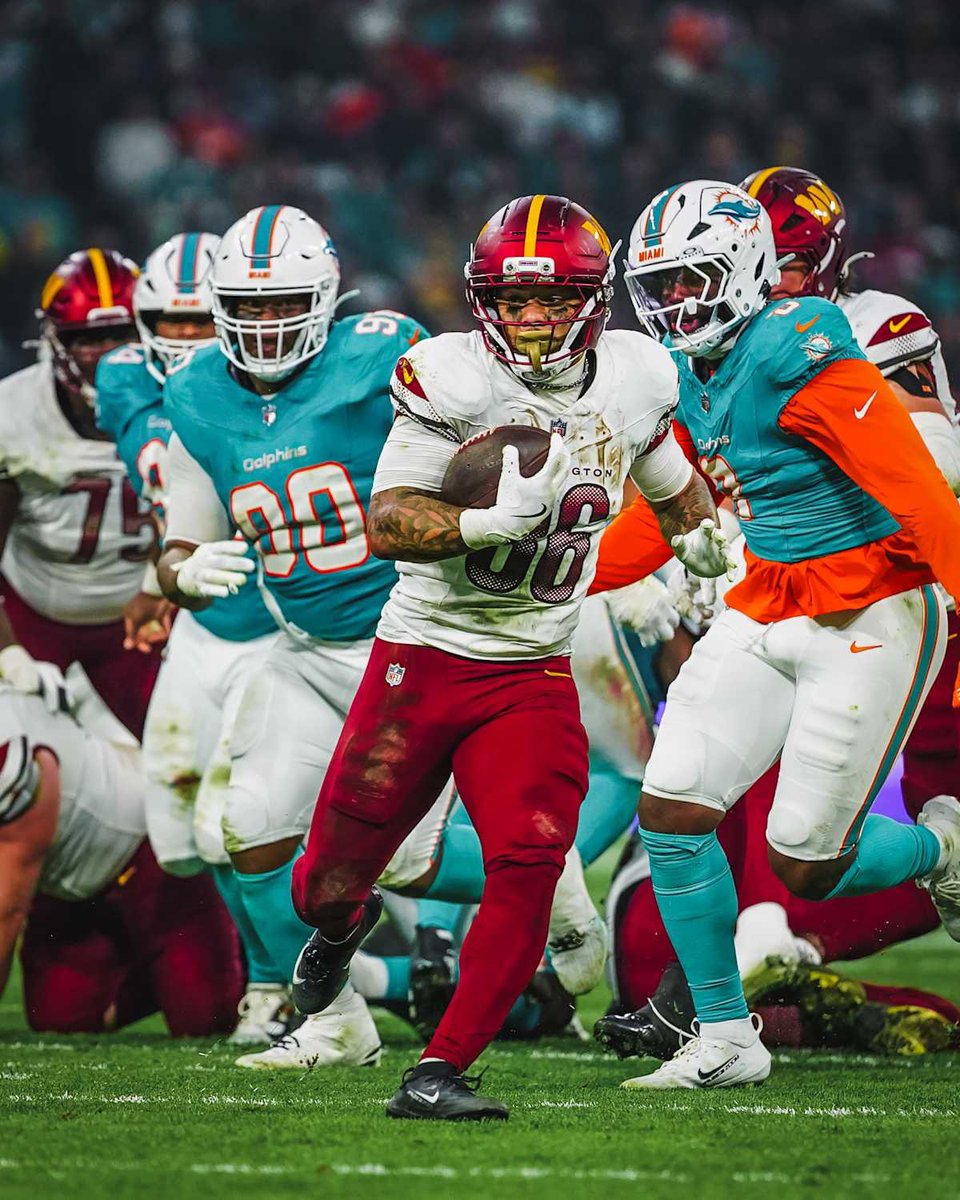 Commanders_DC's tweet image. Tweeting at the
@Commanders
 everyday until they follow me...

Day 2,005

Week 12 BYE. Well, we didn’t lose which is nice.  

#WashingtonCommanders #HTTC #RaiseHail  #Day2005 2️⃣0️⃣0️⃣5️⃣