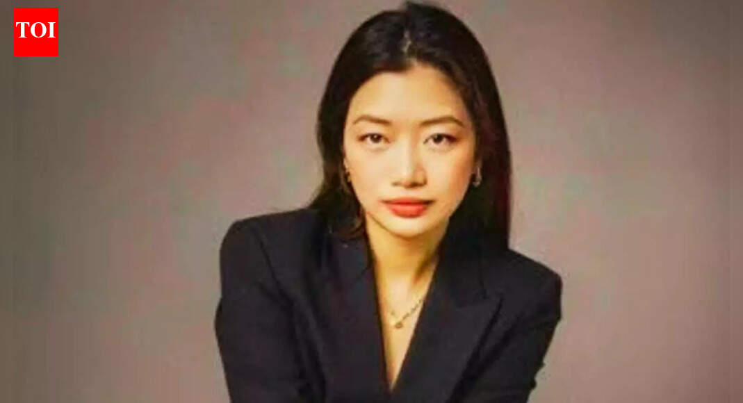 articleoutline's tweet image. When Arunachal&apos;s Pema Wang Thongdok faced harassment at Shanghai airport, she responded with unity and pride, not hate. Her message: We are one nation! 🇮🇳👏 #Unity #PemaWangThongdok #Inspiration #ArunachalPradesh #India

articleoutline.com/arunachal-woma…