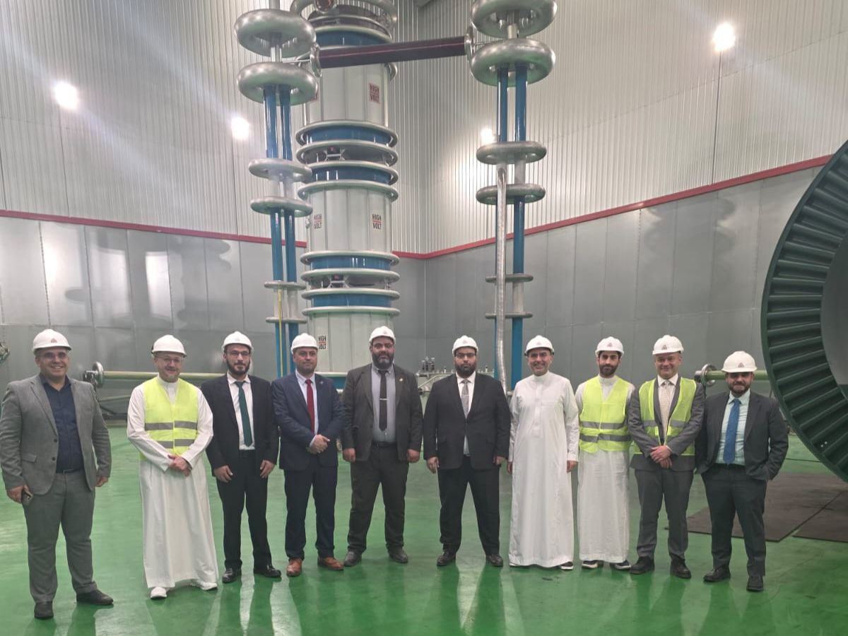 SyMOEAI's tweet image. زيارة نائب وزير الاقتصاد والصناعة لمجموعة كابلات الرياض لبحث فرص التعاون وتعزيز النمو الصناعي 

الرياض- أجرى نائب وزير الاقتصاد والصناعة المهندس باسل عبدالحنان، زيارة رسمية إلى شركة مجموعة كابلات الرياض، يرافقه وفد من الخبراء الاقتصاديين.