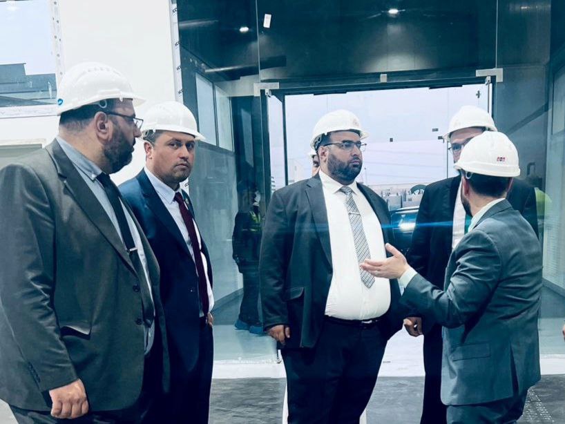 SyMOEAI's tweet image. زيارة نائب وزير الاقتصاد والصناعة لمجموعة كابلات الرياض لبحث فرص التعاون وتعزيز النمو الصناعي 

الرياض- أجرى نائب وزير الاقتصاد والصناعة المهندس باسل عبدالحنان، زيارة رسمية إلى شركة مجموعة كابلات الرياض، يرافقه وفد من الخبراء الاقتصاديين.