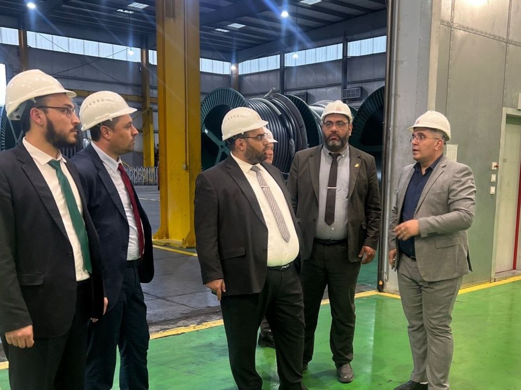 SyMOEAI's tweet image. زيارة نائب وزير الاقتصاد والصناعة لمجموعة كابلات الرياض لبحث فرص التعاون وتعزيز النمو الصناعي 

الرياض- أجرى نائب وزير الاقتصاد والصناعة المهندس باسل عبدالحنان، زيارة رسمية إلى شركة مجموعة كابلات الرياض، يرافقه وفد من الخبراء الاقتصاديين.