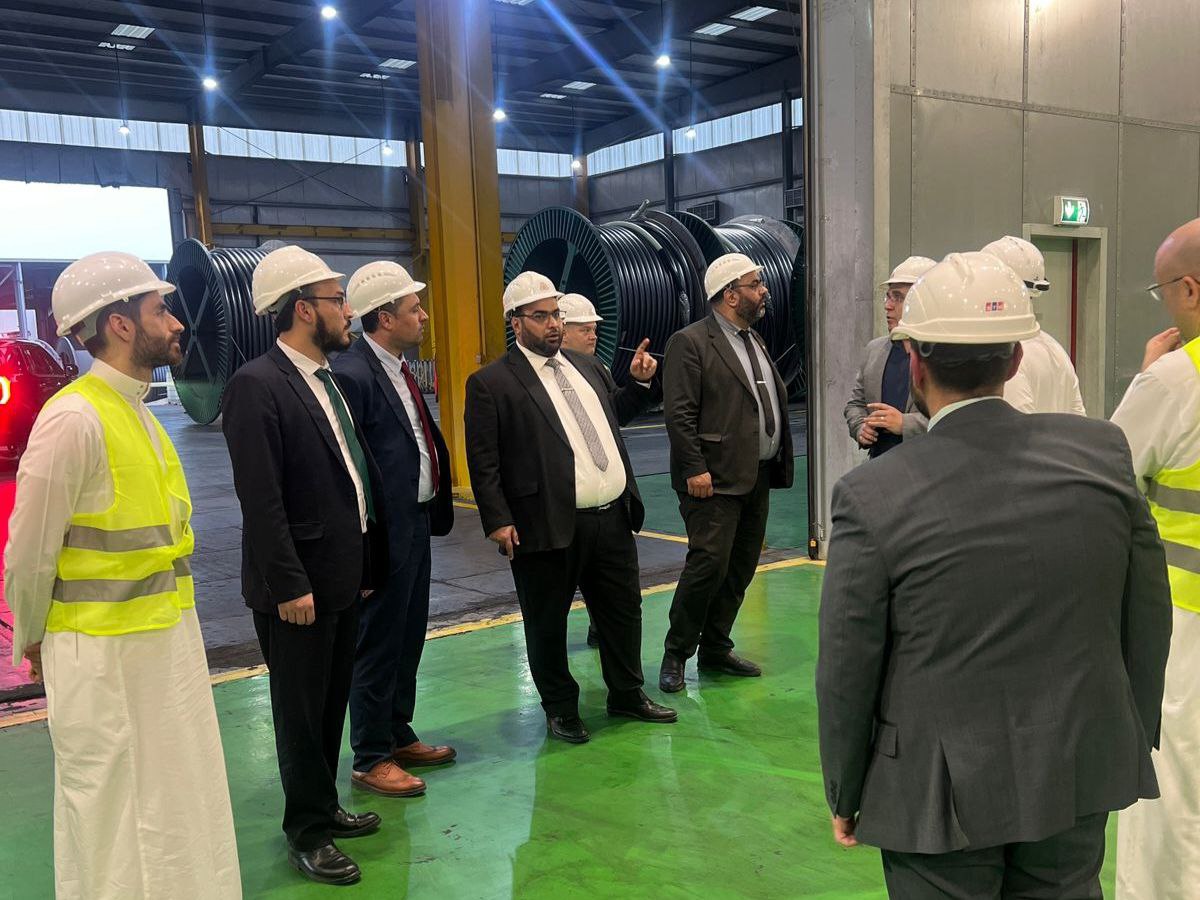 SyMOEAI's tweet image. زيارة نائب وزير الاقتصاد والصناعة لمجموعة كابلات الرياض لبحث فرص التعاون وتعزيز النمو الصناعي 

الرياض- أجرى نائب وزير الاقتصاد والصناعة المهندس باسل عبدالحنان، زيارة رسمية إلى شركة مجموعة كابلات الرياض، يرافقه وفد من الخبراء الاقتصاديين.