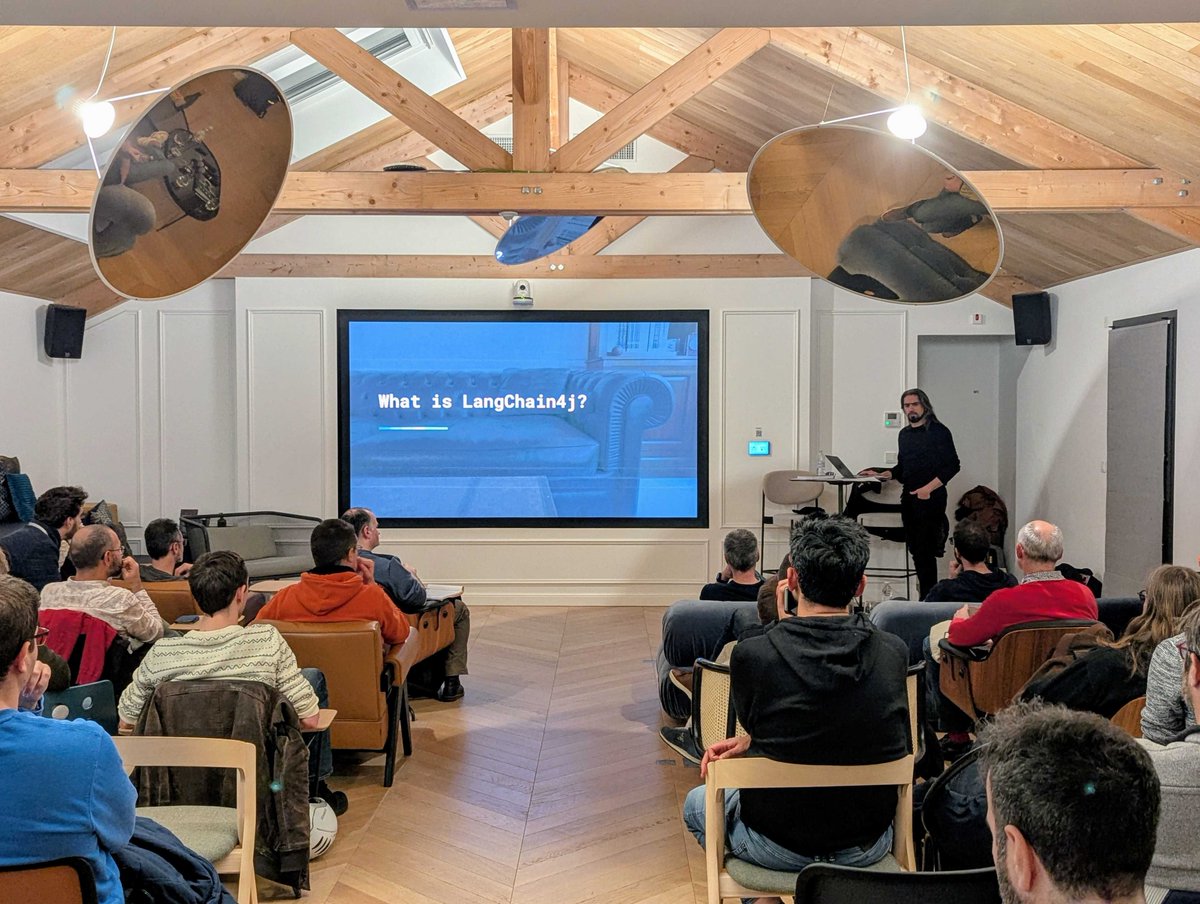 nantesjug's tweet image. Et la soirée continue avec @agoncal qui vient nous parler de #LangChain4j, la librairie pour faire de l&apos;IA en #java