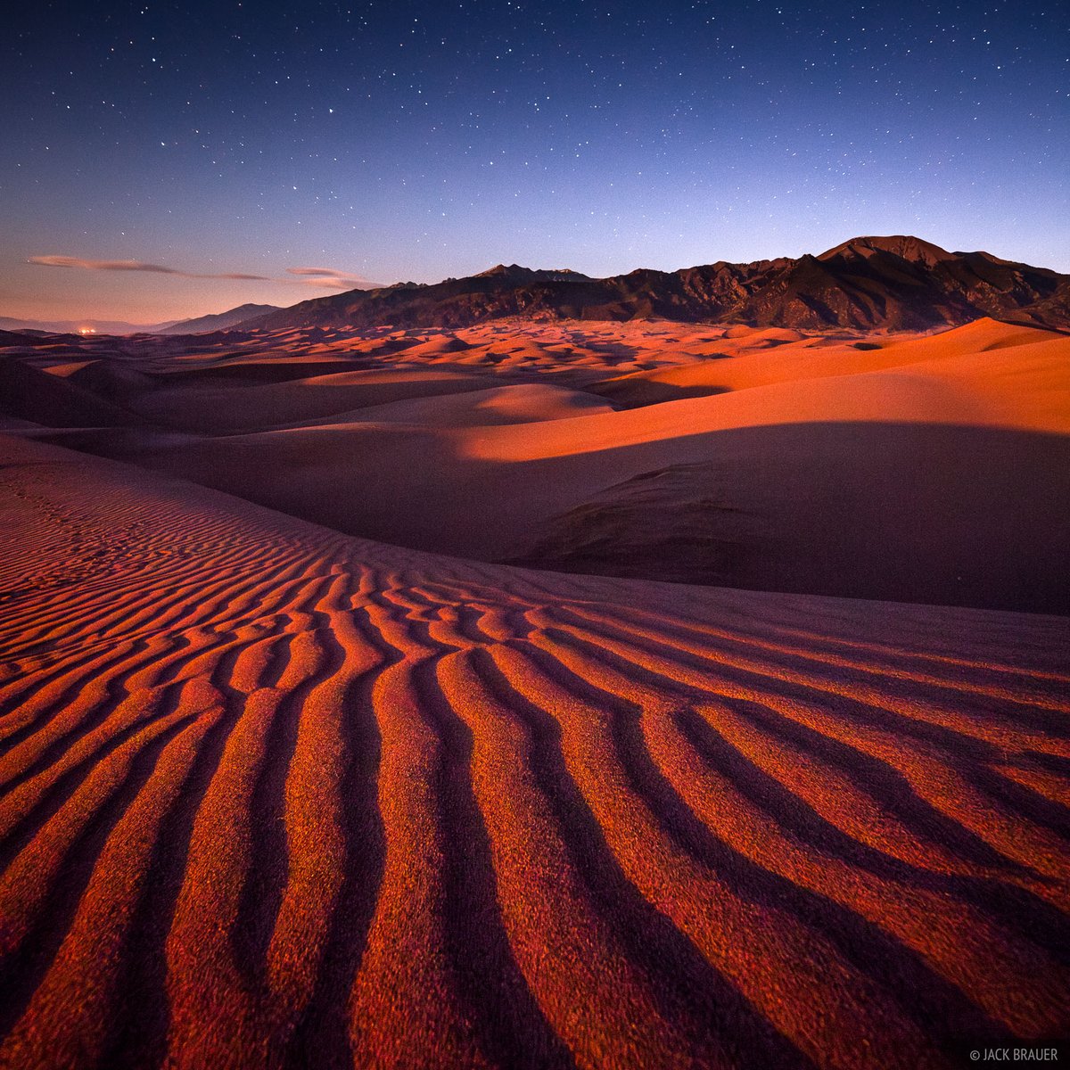 smartyrajesh513's tweet image. A galaxy rising over ancient sand — the universe touching Earth. 💫🏜️
#MilkyWay #Space