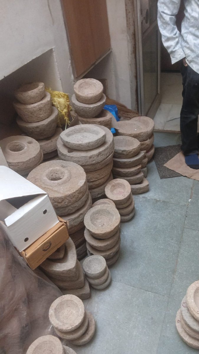 man_moji2's tweet image. આમાં ગોંડલ નું મરચું ને લસણ વાટ્યું હોય ને ટાઢો રોટલો હોય તો પછી વિદેશ જવાનો ઉભરો આયો છે એ બેહી જાય.