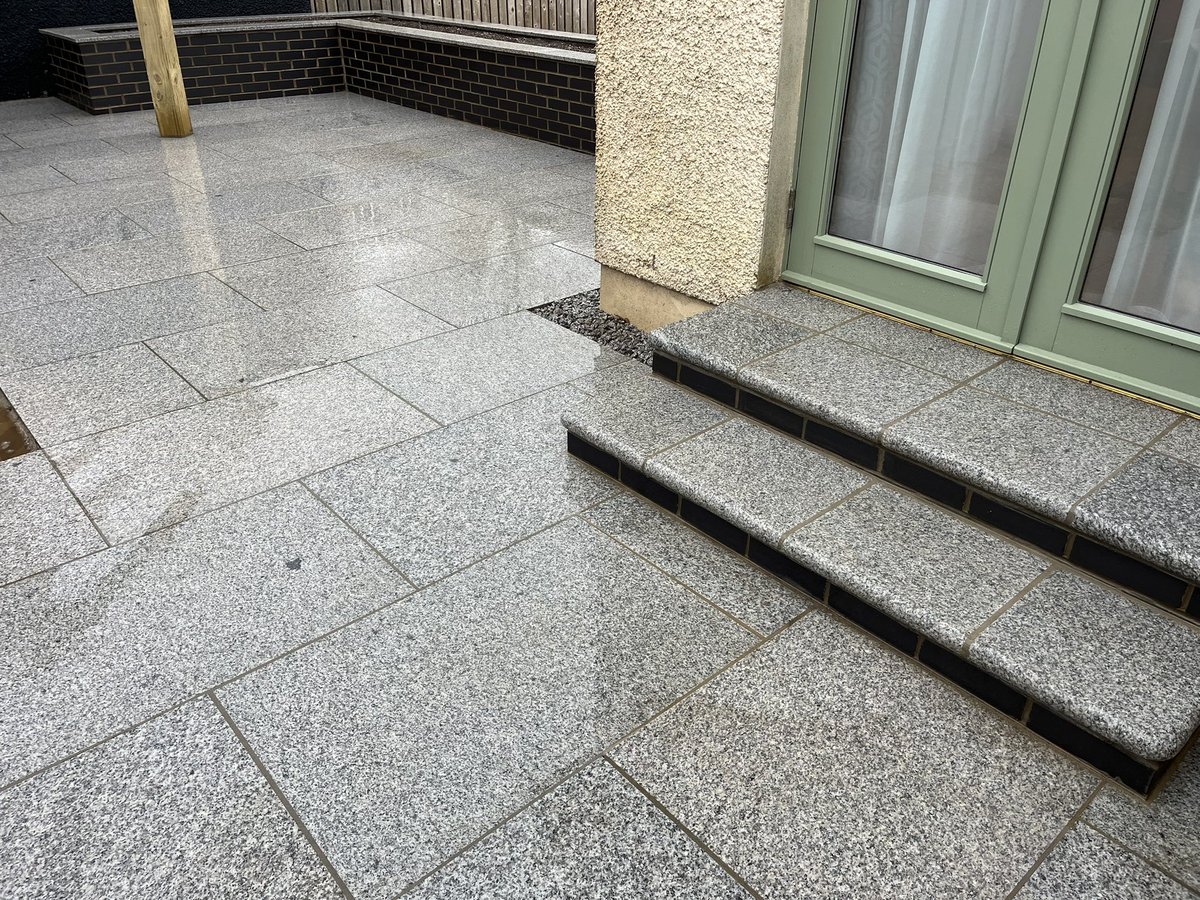 alanfdunlop's tweet image. Our last landscaping project of 2025 finished today with the last of the exterior grouting done and all hoser down. Granite Eclipse light paving with bullnose steps, brick built planter, new real lawn turf &amp;amp; timber hand-built feature Pergola. Very happy with this one 😎💯💪🏻