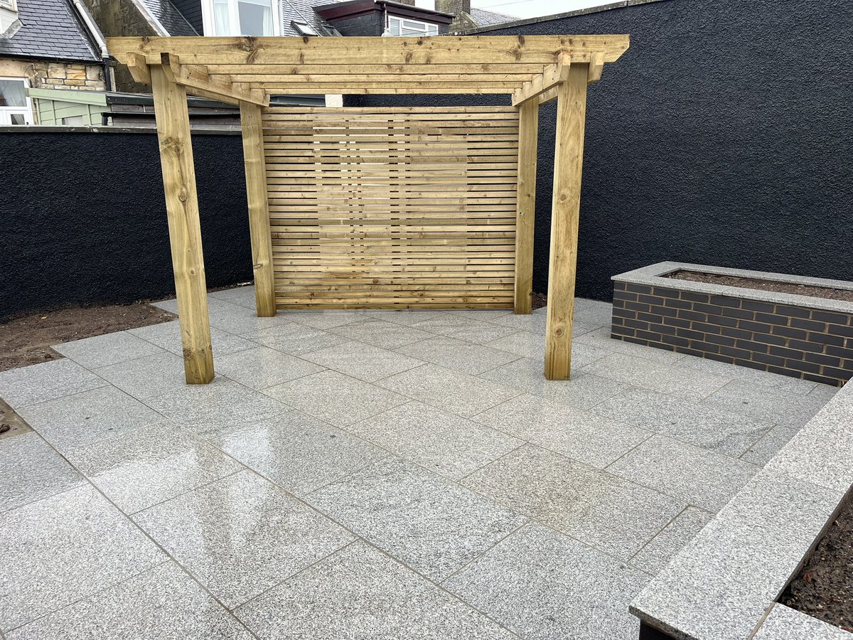 alanfdunlop's tweet image. Our last landscaping project of 2025 finished today with the last of the exterior grouting done and all hoser down. Granite Eclipse light paving with bullnose steps, brick built planter, new real lawn turf &amp;amp; timber hand-built feature Pergola. Very happy with this one 😎💯💪🏻