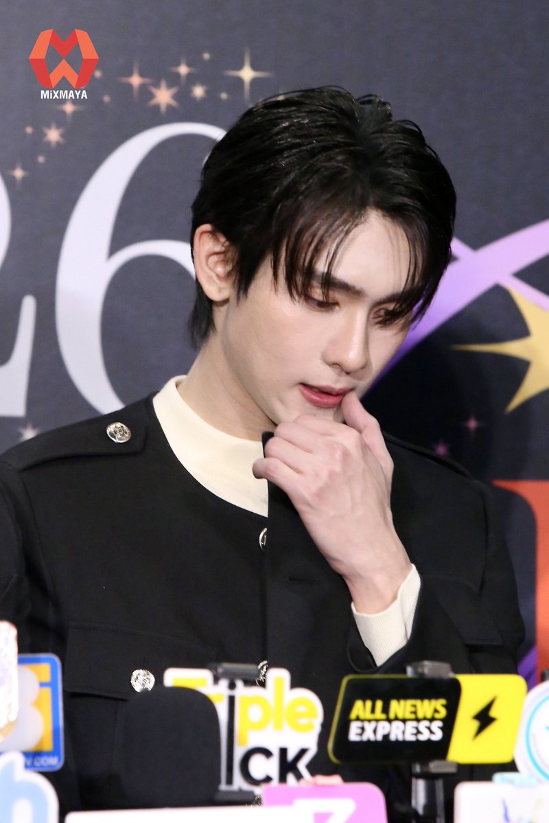 “บุ๊ค-กษิดิ์เดช” ช่วงสัมภาษณ์กับสื่อในงาน “GMMTV 2026 MAGIC VIBES MAXIMIZED” 🔮✨

FORCEBOOK ARE MY MAGIC

#GMMTV2026
#ฟอสบุ๊ค #forcebook 
#kasibook