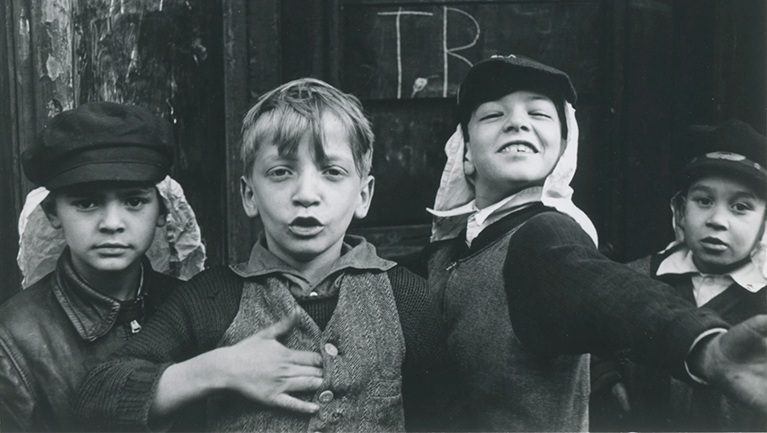 📷Helen Levitt comenzó a fotografiar las calles de Nueva York a finales de 1930

🚸Su cámara se dirigió sobre todo hacia los niños. Escenas cotidianas que transmiten todo lo que la vida puede contener de emoción, enigma o humor

ℹ️ hoyesarte.com/evento/2025/09…

#Barcelona <a href="/KBrfmapfre/">KBrfmapfre</a>