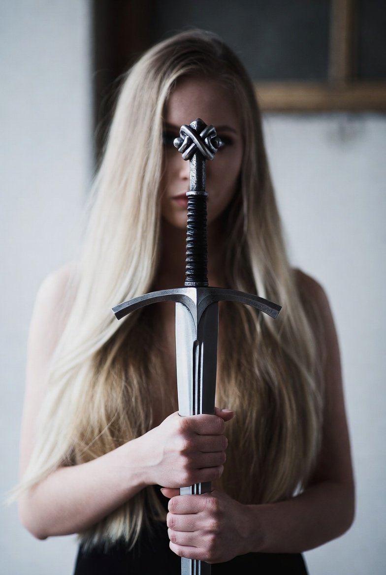 Ich stelle mich mal vor: Ich bin Frau "Knoten" und überall kommt ein Knoten rein. Ich beginne meine Geschichten / Ereignisse immer von hinten an zu erzählen. Das bin halt ich...