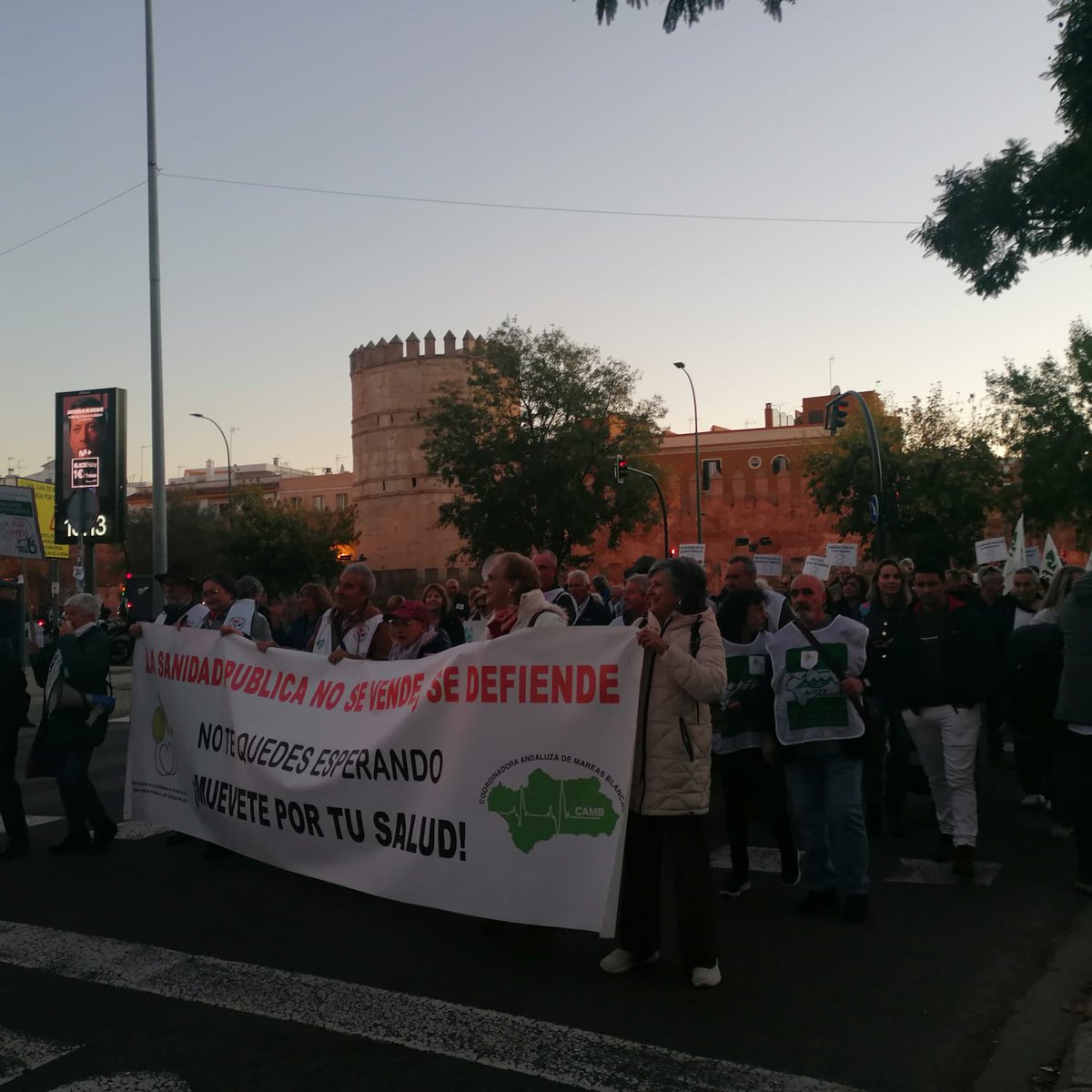 Hoy las Mareas Blancas de Andalucía han conseguido que se apruebe la tramitación de la ILP en defensa de la #SanidadPública, con el apoyo de miles de andaluces. Es una victoria que no va a suponer bajar la guardia sobre nuestro objetivo: Sanidad pública de calidad y universal
