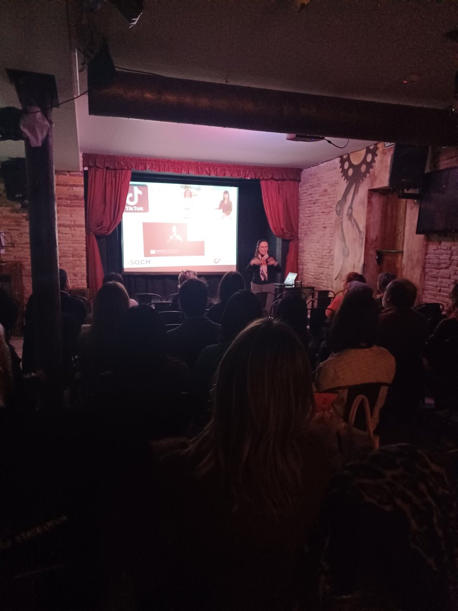 ISQCH's tweet image. Aprender ciencia es divertido gracias a Elisabet Pires, que ahora mismo nos está contando en #DeCopasConCiencia cómo han evolucionado los disolventes y por qué son clave en nuestra vida diaria. Una charla imprescindible del @ISQCH. ¡Gracias Elisabet!

@CSICdivulga @AragonCSIC