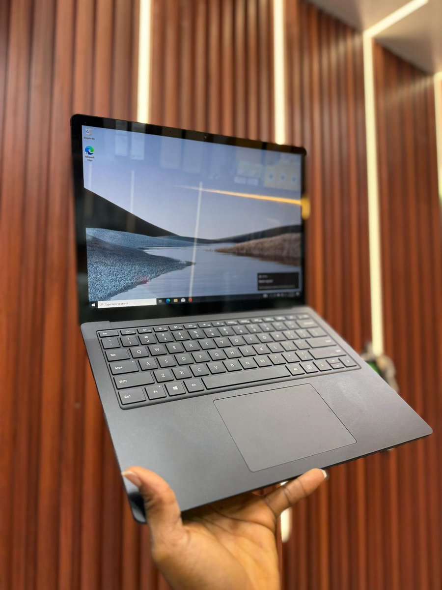 wtf_rema's tweet image. *Surface laptop 3*
Black EDITION 
Intel core i5 
10th generation 
13’3 inches 
8 gb ram. 
256gb ssd
Touch screen 
Keyboard light💡 
Face ID
Charger 🔌 

Ghc: 4.5k
☎️0241636577