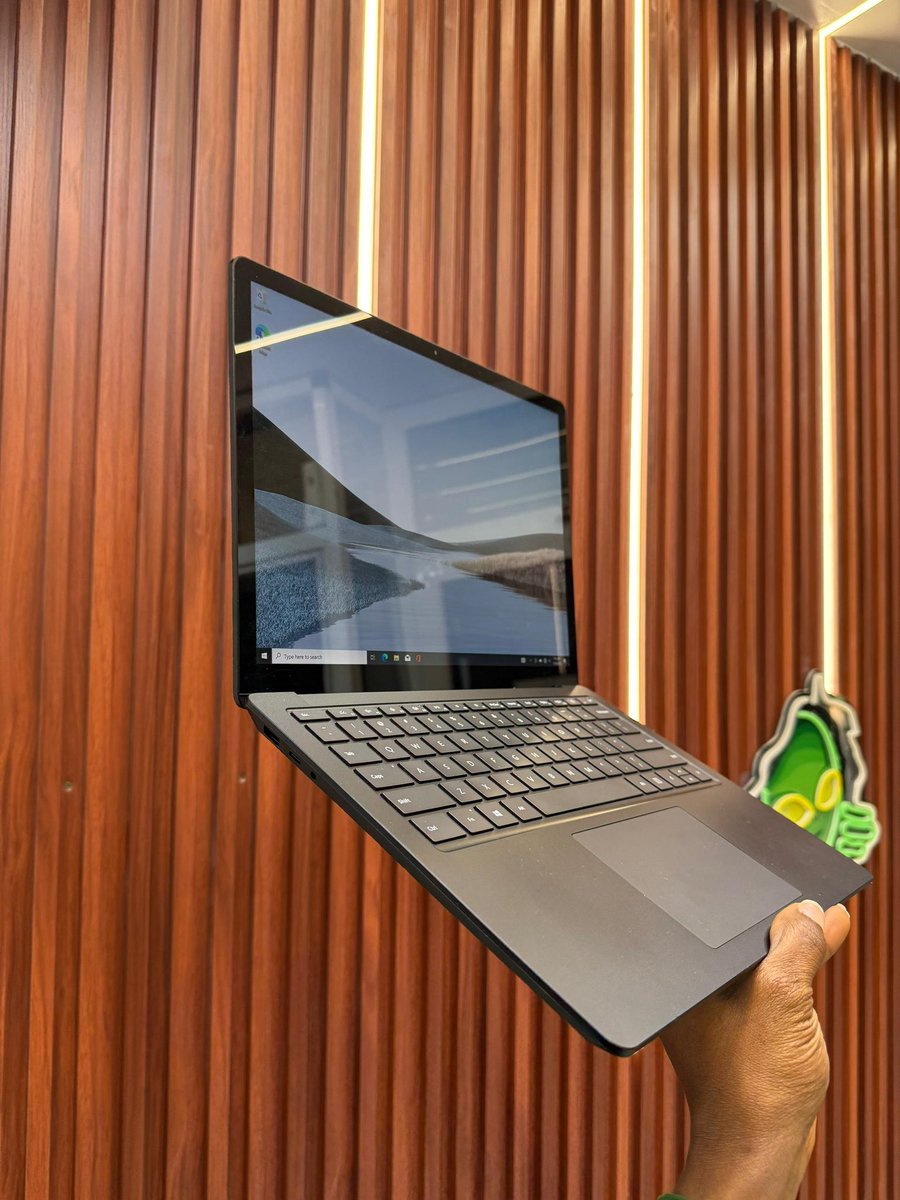 wtf_rema's tweet image. *Surface laptop 3*
Black EDITION 
Intel core i5 
10th generation 
13’3 inches 
8 gb ram. 
256gb ssd
Touch screen 
Keyboard light💡 
Face ID
Charger 🔌 

Ghc: 4.5k
☎️0241636577