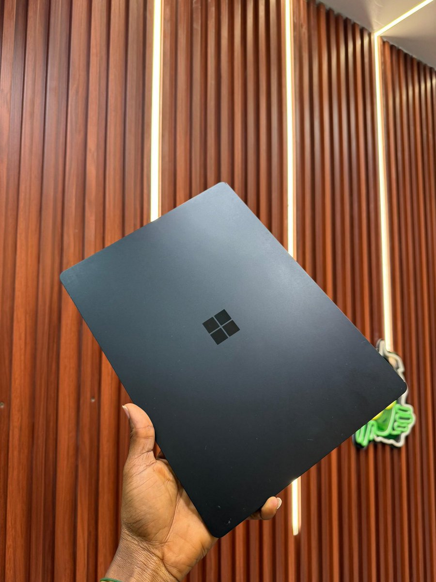 wtf_rema's tweet image. *Surface laptop 3*
Black EDITION 
Intel core i5 
10th generation 
13’3 inches 
8 gb ram. 
256gb ssd
Touch screen 
Keyboard light💡 
Face ID
Charger 🔌 

Ghc: 4.5k
☎️0241636577