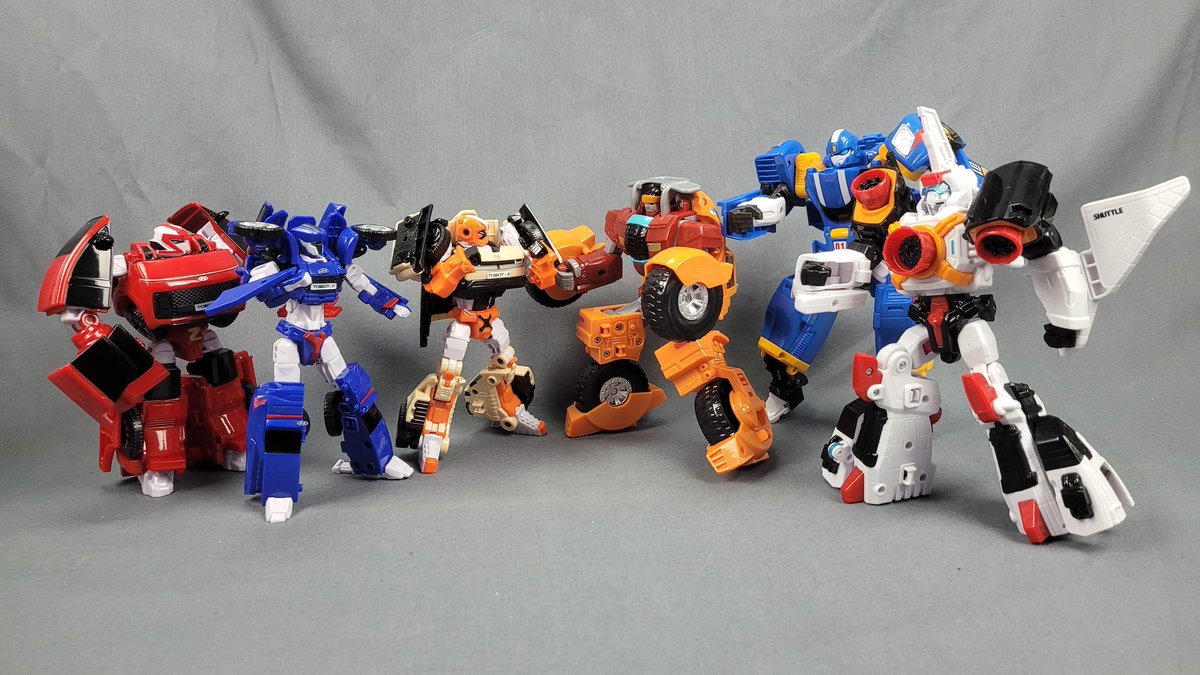 krbrickbot's tweet image. Finally got the lite-sized GD Tobot V trio, those cool-looking but simple machines each having ITS personality programmed basically 😏