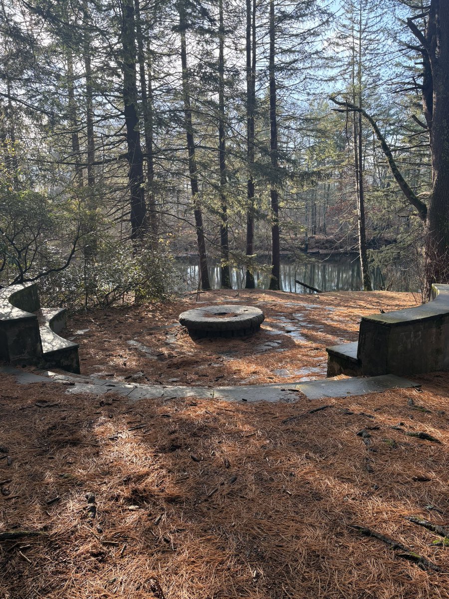 AlfonsoThrillFr's tweet image. Stone benches. Stone dog. Stone round table.

This is the only place I&apos;m interested in having a

group chat